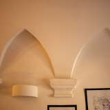 Ma � arrivato il momento di entrare. Attraverso l�ingresso posto sulla sinistra, abbiamo accesso al piano terra, dove sono ancora visibili una serie di archi ogivali di origine medievale che poggiano su capitelli in pietra sporgenti